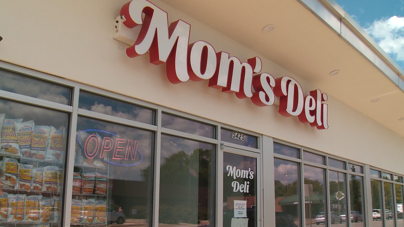 Mom’s Deli opens in St. Louis Hills