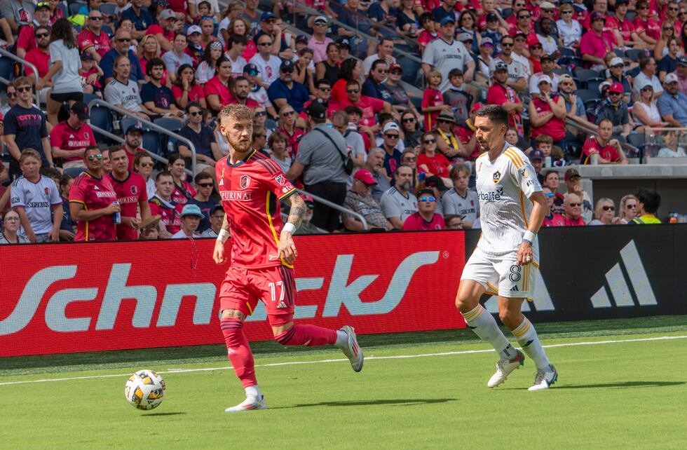 Marcel Hartel controls the ball against LA Galaxy.