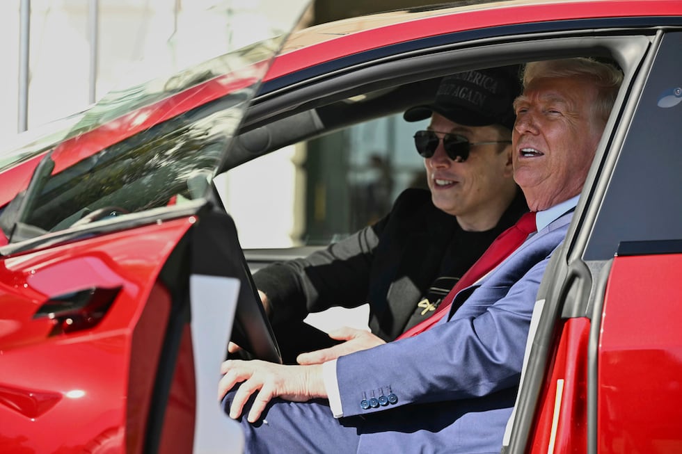 Trump elige un nuevo Tesla en la entrada de la Casa Blanca para mostrar su apoyo a Elon Musk