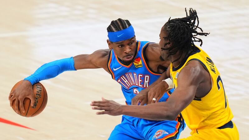 Indiana Pacers forward Aaron Nesmith, right, defends against Oklahoma City Thunder guard Shai...