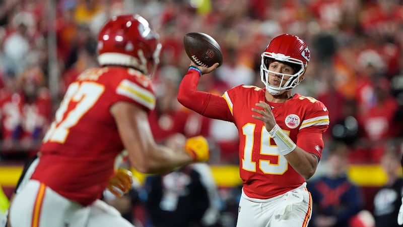 Kansas City Chiefs quarterback Patrick Mahomes (15) throws to tight end Travis Kelce during...