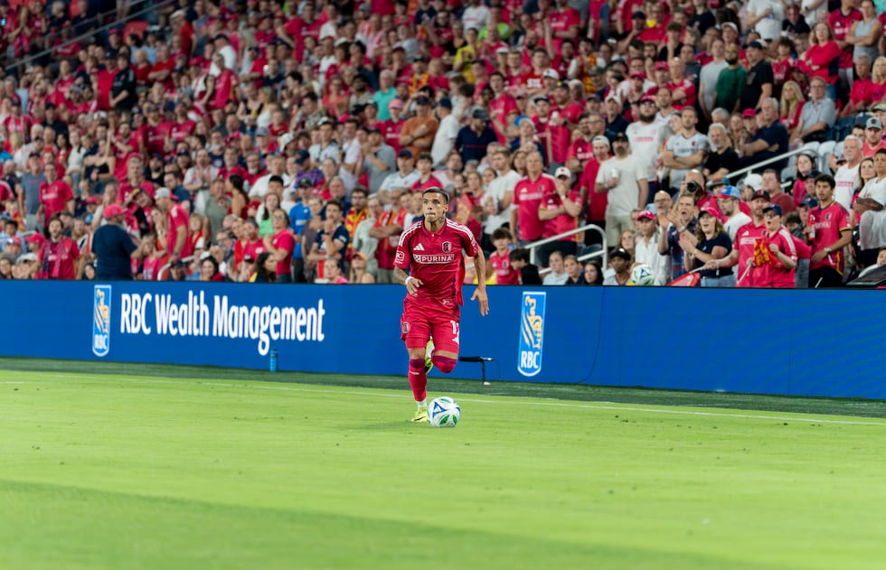 Célio Pompeu brings the ball forward against SKC.
